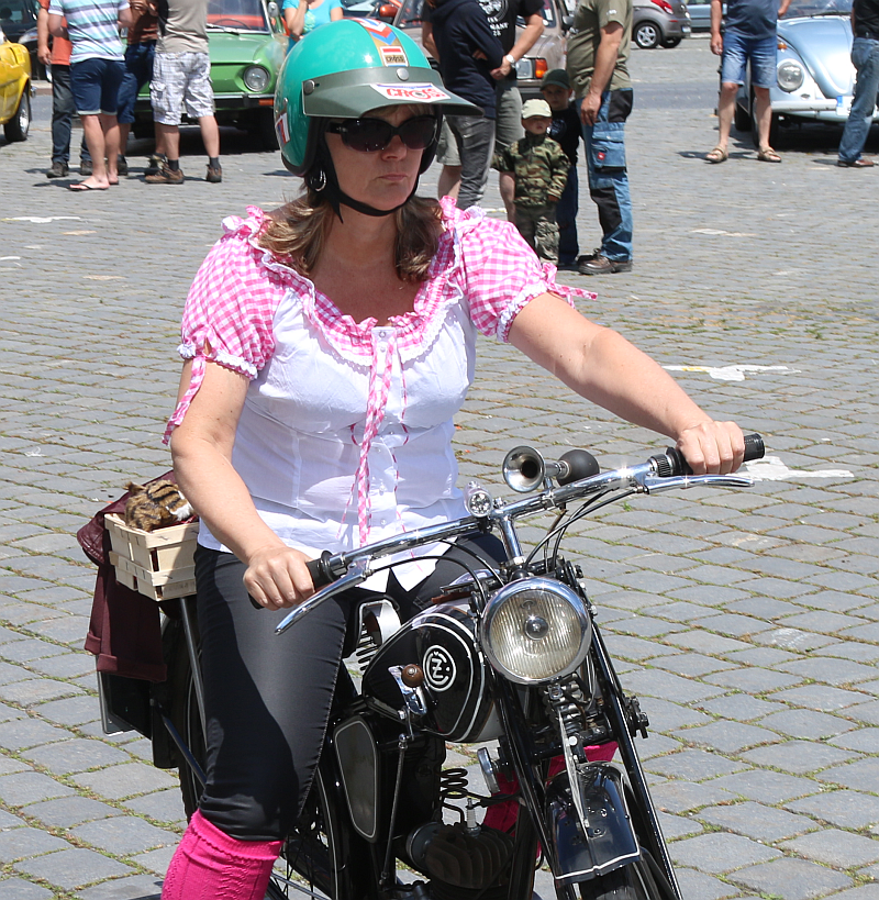 Obrázek - Výstava historických automobilů a motocyklů na náměstí